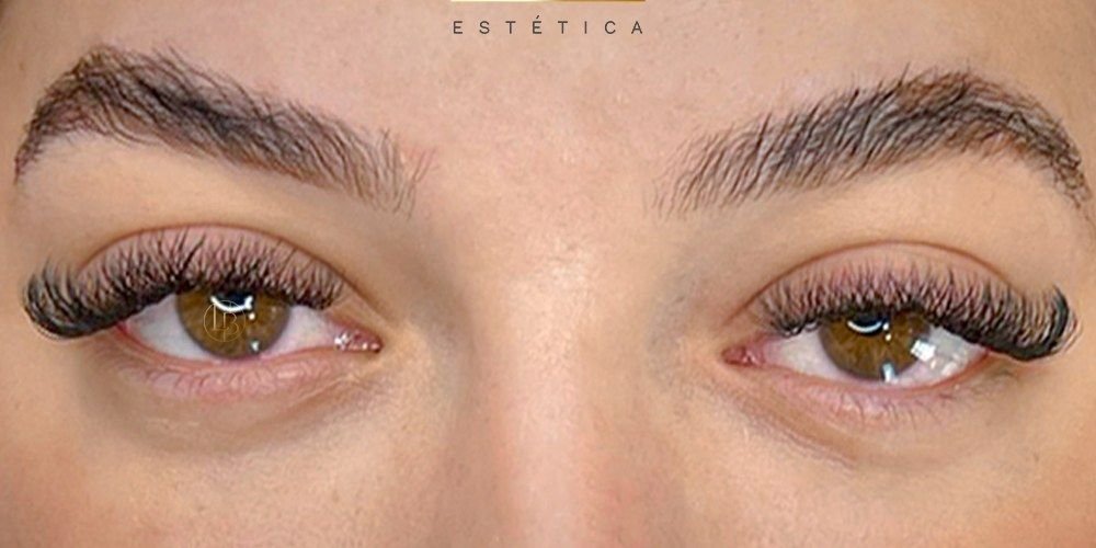 Olhar com extensão de cílios e sobrancelhas, resultado real do estúdio